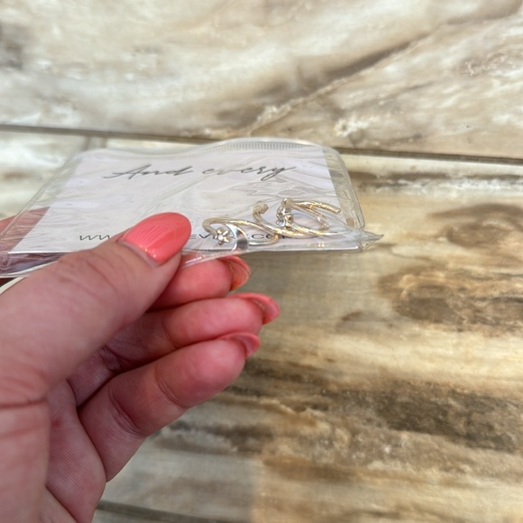 NWT Stackable Adjustable Rings - Picture 2 of 3